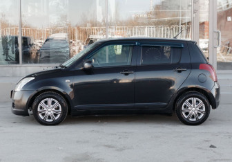 Подержанный автомобиль Suzuki Swift Hatchback 2005 года (8 фото)