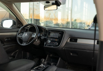 Подержанный автомобиль Mitsubishi Outlander 2012 года (10 фото)