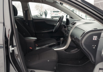 Подержанный автомобиль Toyota Corolla Sedan 2009 года (16 фото)