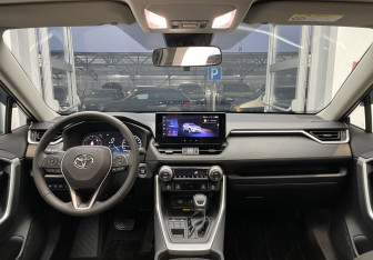 Подержанный автомобиль Toyota RAV4 2025 года (9 фото)