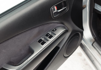 Подержанный автомобиль Mitsubishi Outlander 2004 года (15 фото)