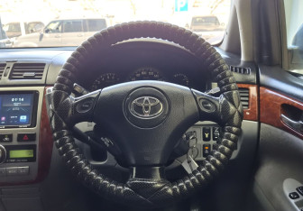 Подержанный автомобиль Toyota Ipsum 2002 года (9 фото)