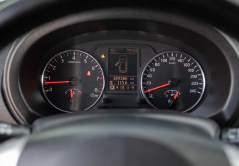 Подержанный автомобиль Nissan X-Trail 2012 года (13 фото)