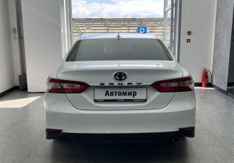 Подержанный автомобиль Toyota Camry Sedan 2018 года (5 фото)