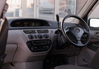 Подержанный автомобиль Toyota Vista Wagon 2003 года (10 фото)