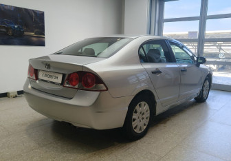 Подержанный автомобиль Honda Civic Sedan 2008 года (4 фото)