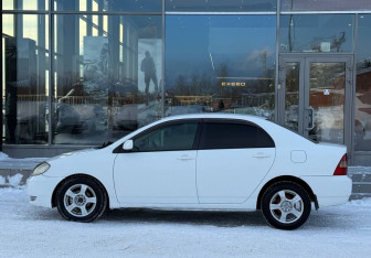 Подержанный автомобиль Toyota Corolla Sedan 2002 года (8 фото)