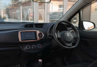 Подержанный автомобиль Toyota Vitz 2013 года (10 фото)