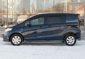 Подержанный автомобиль Honda Freed 2011 года (8 фото)