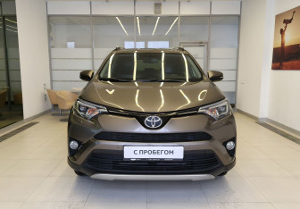 Подержанный автомобиль Toyota RAV4 2017 года (2 фото)