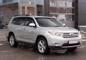 Подержанный автомобиль Toyota Highlander 2012 года (3 фото)