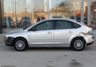 Подержанный автомобиль Ford Focus Hatchback 2006 года (8 фото)