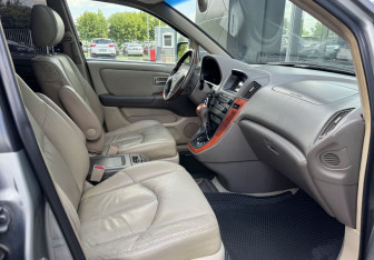 Подержанный автомобиль Lexus RX 2001 года (12 фото)