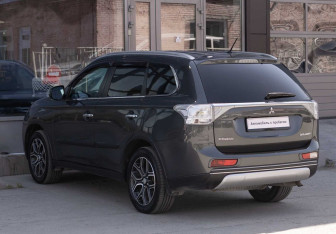 Подержанный автомобиль Mitsubishi Outlander 2014 года (7 фото)