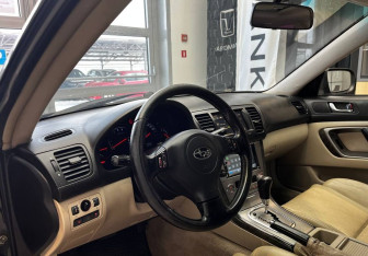 Подержанный автомобиль Subaru Legacy Sedan 2004 года (11 фото)