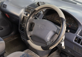 Подержанный автомобиль Toyota Ipsum 1996 года (11 фото)