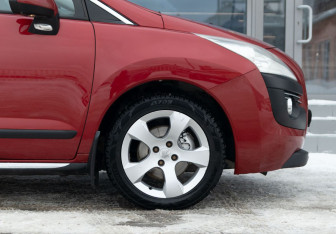 Подержанный автомобиль Peugeot 3008 2012 года (9 фото)
