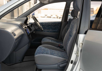 Подержанный автомобиль Toyota Ipsum 1997 года (17 фото)