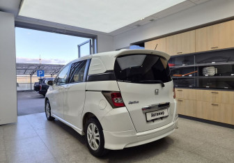 Подержанный автомобиль Honda Freed 2013 года (6 фото)