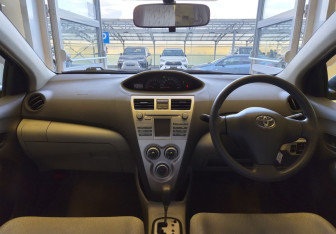 Подержанный автомобиль Toyota Belta 2009 года (8 фото)