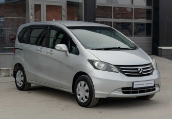 Подержанный автомобиль Honda Freed 2011 года (3 фото)