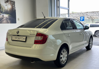 Подержанный автомобиль Skoda Rapid Liftback 2015 года (4 фото)