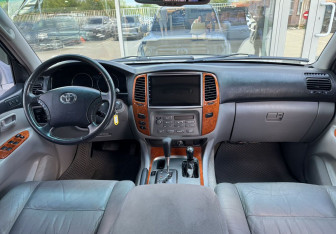 Подержанный автомобиль Toyota Land Cruiser Suv 2006 года (11 фото)