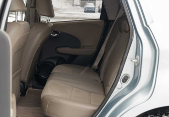 Подержанный автомобиль Honda Fit Shuttle 2012 года (18 фото)