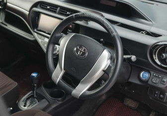 Подержанный автомобиль Toyota Aqua 2016 года (11 фото)