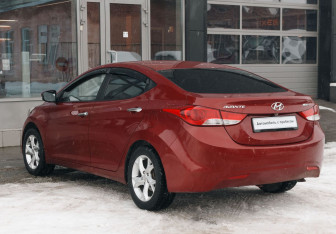Подержанный автомобиль Hyundai Avante Sedan 2011 года (7 фото)