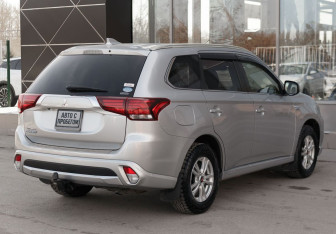 Подержанный автомобиль Mitsubishi Outlander 2017 года (5 фото)