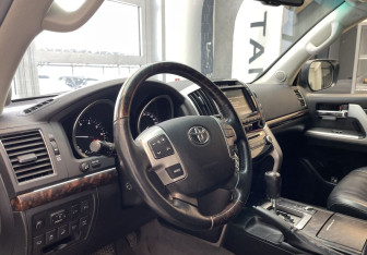 Подержанный автомобиль Toyota Land Cruiser Suv 2013 года (9 фото)
