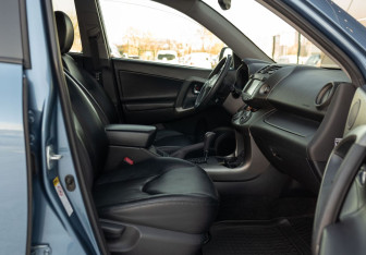 Подержанный автомобиль Toyota RAV4 2011 года (22 фото)