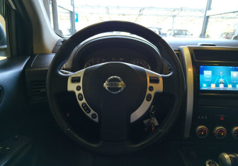 Подержанный автомобиль Nissan X-Trail 2011 года (9 фото)