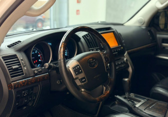 Подержанный автомобиль Toyota Land Cruiser Suv 2011 года (9 фото)