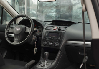 Подержанный автомобиль Subaru XV 2012 года (10 фото)
