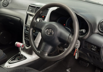 Подержанный автомобиль Toyota Caldina 2003 года (11 фото)