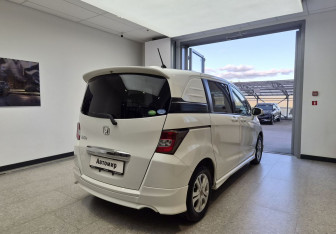 Подержанный автомобиль Honda Freed 2013 года (4 фото)