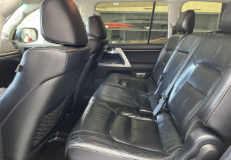 Подержанный автомобиль Toyota Land Cruiser Suv 2012 года (9 фото)