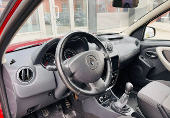 Подержанный автомобиль Renault Duster 2014 года (11 фото)