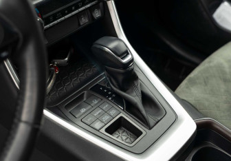 Подержанный автомобиль Toyota RAV4 2023 года (16 фото)