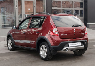 Подержанный автомобиль Renault Sandero 2011 года (7 фото)