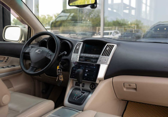 Подержанный автомобиль Lexus RX 2005 года (10 фото)