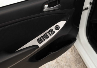 Подержанный автомобиль Hyundai Solaris Hatchback 2014 года (16 фото)