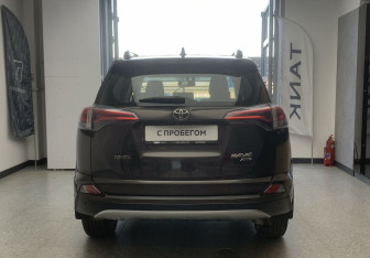Подержанный автомобиль Toyota RAV4 2016 года (5 фото)