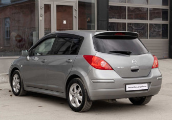 Подержанный автомобиль Nissan Tiida Hatchback 2013 года (7 фото)