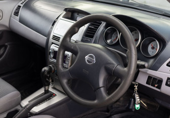 Подержанный автомобиль Nissan Wingroad 2002 года (11 фото)