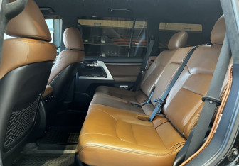 Подержанный автомобиль Toyota Land Cruiser Suv 2014 года (15 фото)