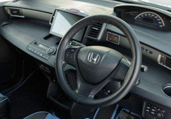 Подержанный автомобиль Honda Freed 2011 года (11 фото)