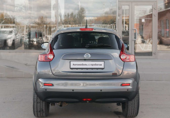 Подержанный автомобиль Nissan Juke 2013 года (6 фото)